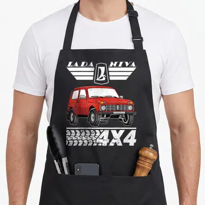 Tablier de cuisine noir avec illustration rouge d'une Lada Niva 4x4 et logo alité blanc.