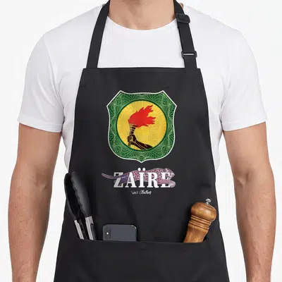 Tablier de cuisine noir avec emblème Zaïre, torche rouge, fond jaune et léopard violet en dessous.
