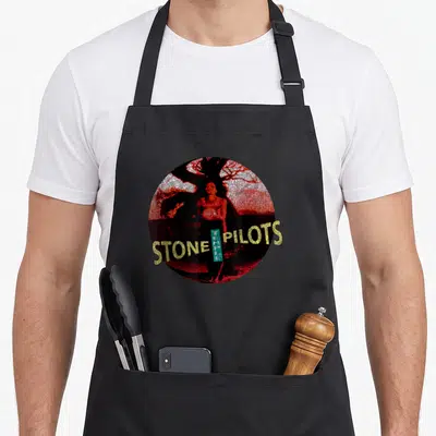 Tablier de cuisine noir avec un motif circulaire rouge noir et texte Stone Pilots doré au centre.