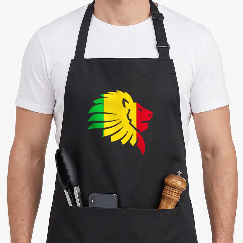 Tablier de cuisine noir avec tête de lion aux couleurs vert jaune et rouge du drapeau malien