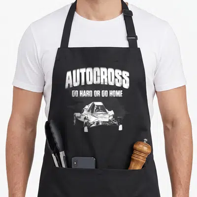 Tablier de cuisine noir avec autocross go hard or go home et illustration de voiture de course blanche