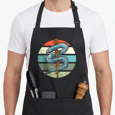 Tablier de cuisine noir avec illustration d'un serpent bleu enroulé autour d'une branche sur fond de soleil rétro.