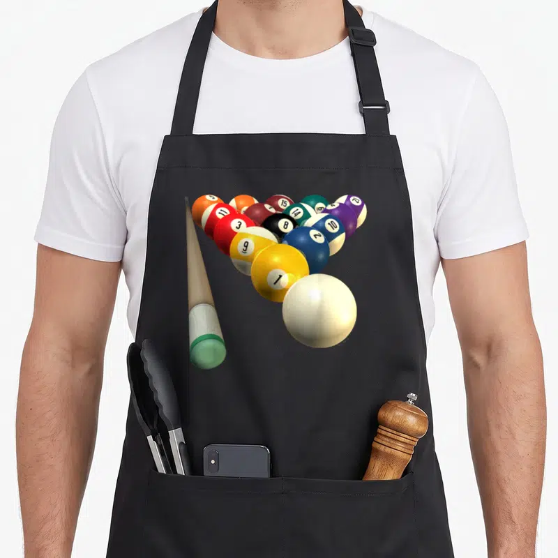 Tablier de cuisine noir avec illustration de boules de billard numérotées et queue de cue.