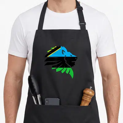 Tablier de cuisine noir avec un lion stylisé aux couleurs bleu noir vert et jaune sur le devant