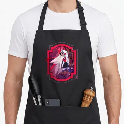 Tablier de cuisine noir avec illustration de Vaggie tenant une lanterne sous un cadre rose vif.
