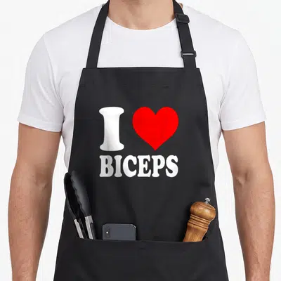 Tablier de cuisine noir avec inscription I Love Biceps et un cœur rouge vif au centre.