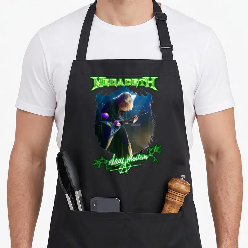 Tablier de cuisine noir avec illustration de Dave Mustaine jouant de la guitare devant un amplificateur Marshall.