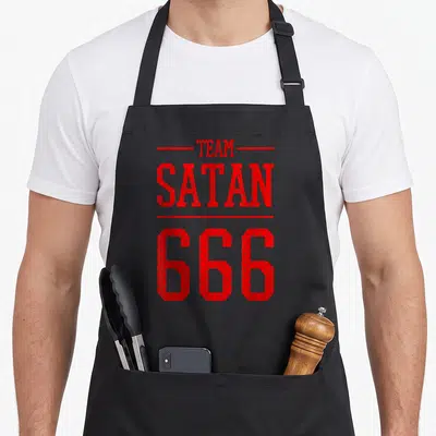 Tablier de cuisine noir avec inscription rouge Team Satan 666 en typographie sport.