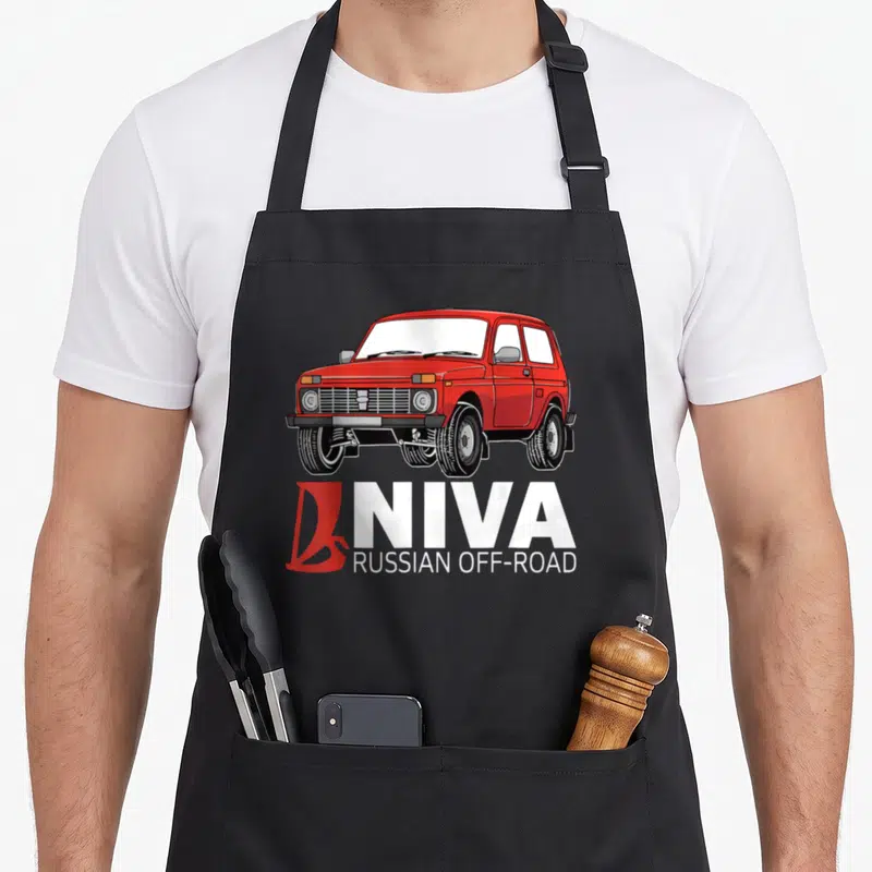 Tablier de cuisine noir avec illustration d'une Lada Niva rouge et le texte Russian Off-Road en blanc et rouge.