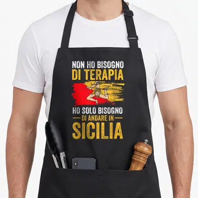 Tablier de cuisine noir avec inscription italienne et illustration de femme en robe rouge sur fond bicolore jaune et rouge.