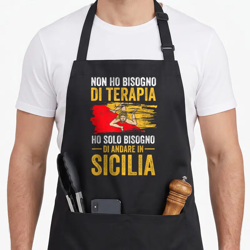 Tablier de cuisine noir avec inscription italienne et illustration de femme en robe rouge sur fond bicolore jaune et rouge.