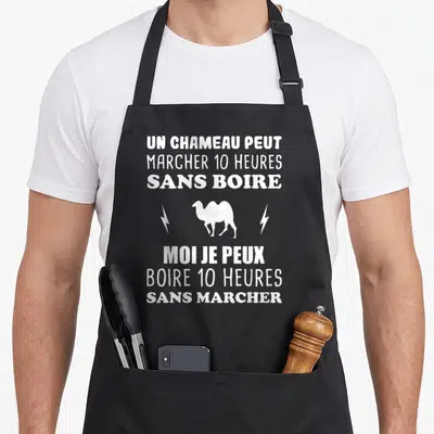 Tablier de cuisine noir avec texte blanc et silhouette de chameau entre deux éclairs.
