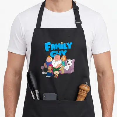 Tablier de cuisine noir avec illustration colorée de la famille Griffin et son logo bleu distinctif au centre.