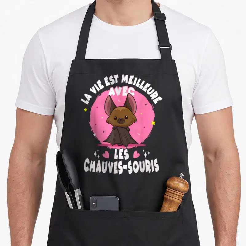 Tablier de cuisine noir avec une illustration de chauve-souris rose et le texte La vie est meilleure avec les chauves-souris.