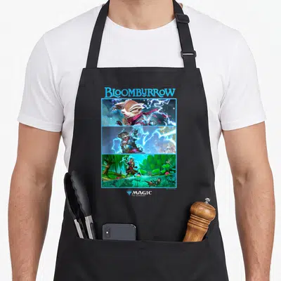 Tablier de cuisine noir avec illustration tripartite Bloomburrow Magic The Gathering montrant des créatures magiques et des éclairs.