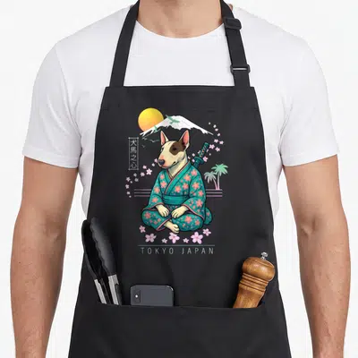 Tablier de cuisine noir avec illustration d'un Bull Terrier en kimono turquoise devant le Mont Fuji et des fleurs de sakura.