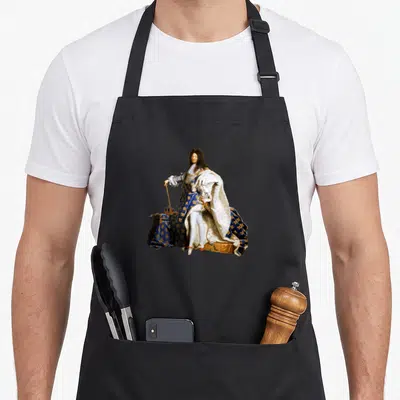 Tablier de cuisine noir avec le portrait de Louis XIV par Hyacinthe Rigaud, cape bleue et perruque.