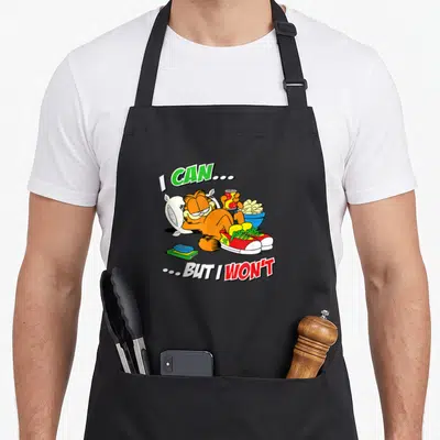 Tablier de cuisine noir avec Garfield allongé tenant une boisson et des frites, texte I Can But I Won.