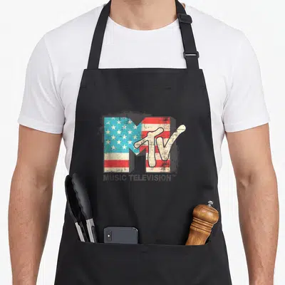 Tablier de cuisine noir avec un grand M stylisé aux étoiles et bandes rouges blanches bleues et la mention Music Television.