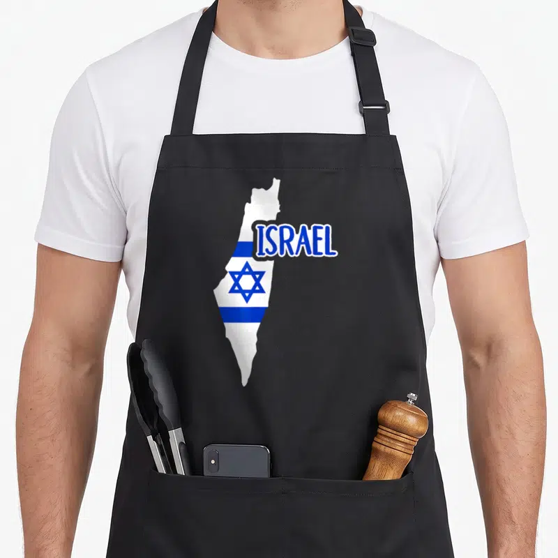 Tablier de cuisine noir avec une carte d'Israel stylisée en bleu et blanc portant l'inscription Israel et une étoile de David centrale.