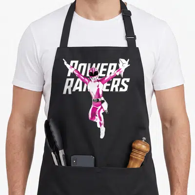 Tablier de cuisine noir avec la Pink Ranger en saut et le logo Power Rangers blanc en arrière-plan.