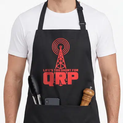 Tablier de cuisine noir avec illustration d'antenne émettant des ondes et texte Life's Too Short for QRP en rouge.