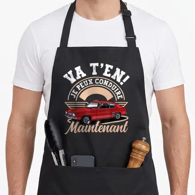 Tablier de cuisine noir avec illustration de voiture rouge vintage et texte humoristique en blanc et beige.