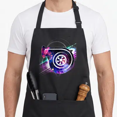 Tablier de cuisine noir avec turbocompresseur rempli d'une galaxie colorée et d'effets lumineux spatiaux.