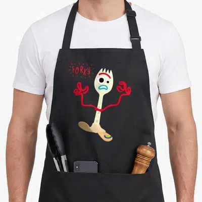 Tablier de cuisine noir avec l'illustration colorée de Forky en fourchette et ses bras en feutre rouge.