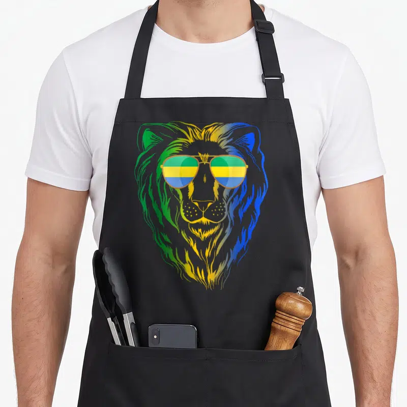 Tablier de cuisine noir avec tête de lion aux verres aux couleurs vert jaune et bleu du drapeau Gabon.