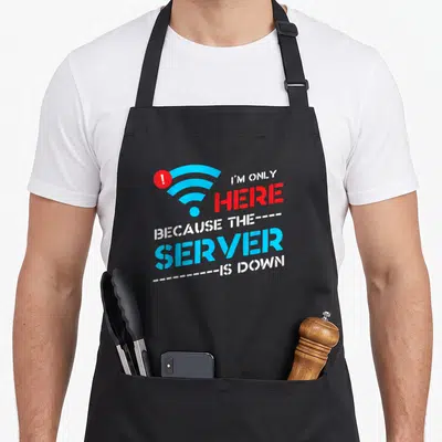 Tablier de cuisine noir avec une icône wifi bleue et le texte I'm Only Here Because The Server Is Down en rouge et blanc.