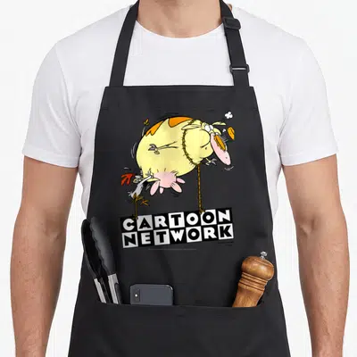 Tablier de cuisine noir avec illustration colorée de Cow et Chicken Fly suspendus par des cordes au-dessus du logo Cartoon Network.