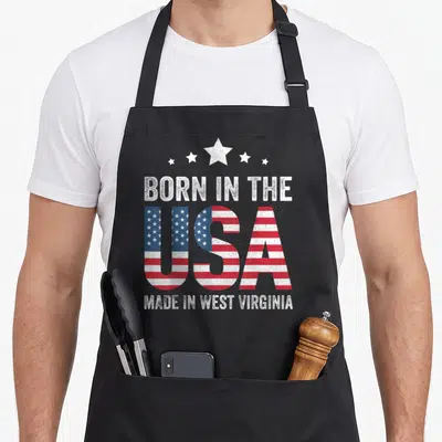 Tablouf noir avec texte Born in the USA et « Made in West Virginia » sur fond de drapeau américain.