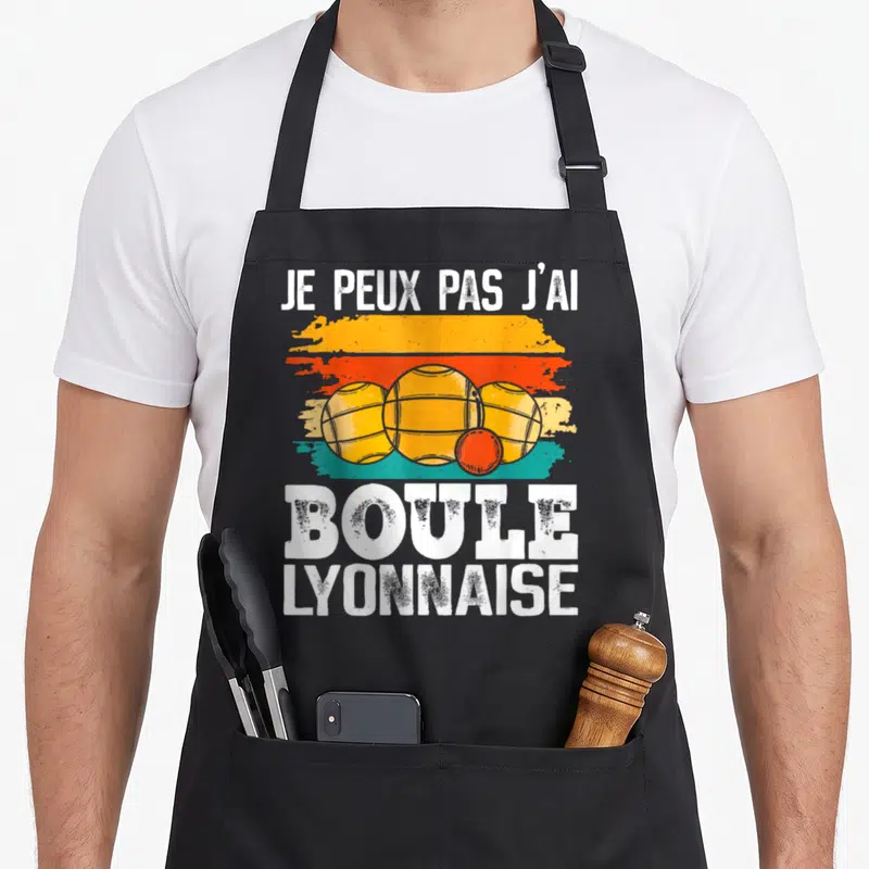 Tablier de cuisine noir avec trois boules de pétanque et le texte Je peux pas j'ai Boule Lyonnaise en style vintage.