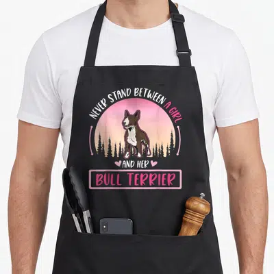 Tablier de cuisine noir avec illustration d'un Bull Terrier et texte en anglais sur fond rose.