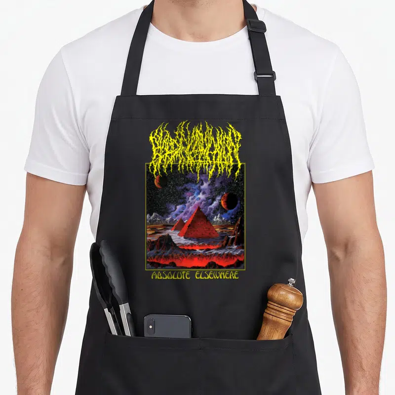 Tablier de cuisine noir avec illustration de pyramides rouges sous un ciel étoilé et un logo jaune en haut.