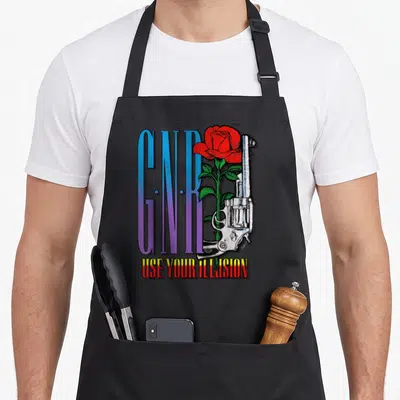 Tablier de cuisine noir avec inscription G.N.R et illustration d'un revolver entourant une rose rouge.