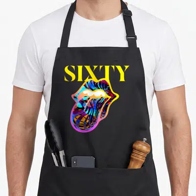 Tablier de cuisine noir avec illustration de lèvres colorées et le mot SIXTY en lettres jaunes majuscules.