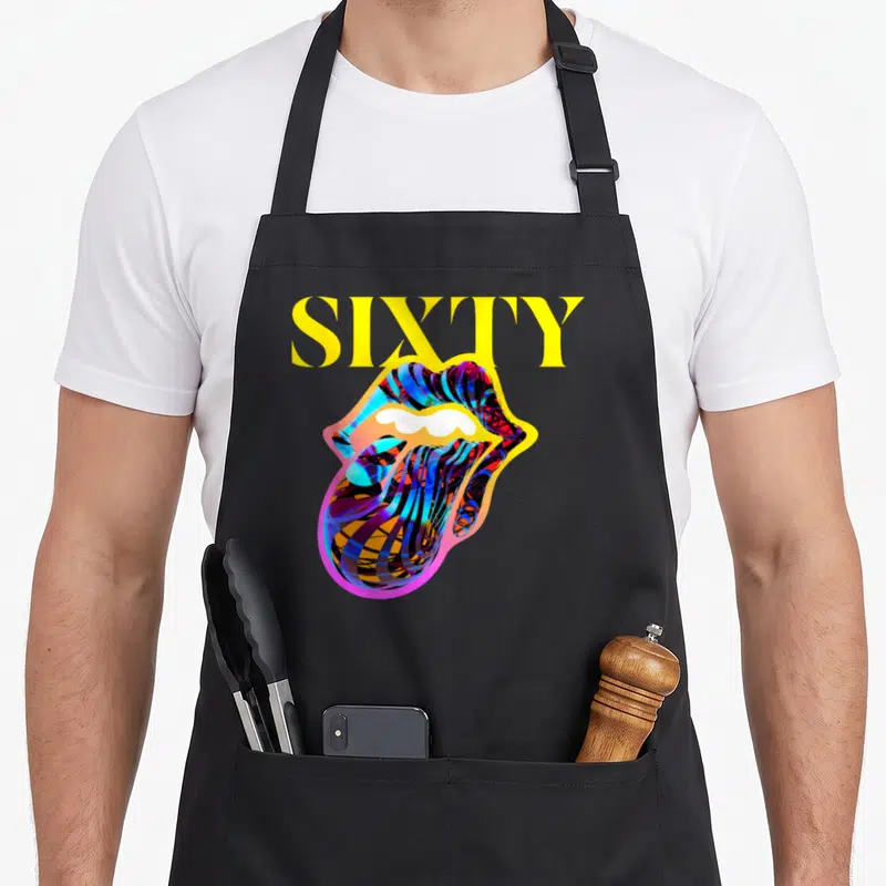 Tablier de cuisine noir avec illustration de lèvres colorées et le mot SIXTY en lettres jaunes majuscules.