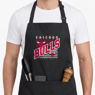 Tablier de cuisine noir avec le logo Chicago Bulls et le texte se hissent au-dessus en rouge et blanc.