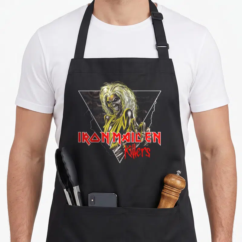 Tablier de cuisine noir avec le logo Iron Maiden Killers et une illustration du personnage dans un triangle blanc.