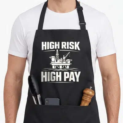 Tablier de cuisine noir avec une illustration blanche d'une plate-forme offshore et le texte High Risk High Pay.