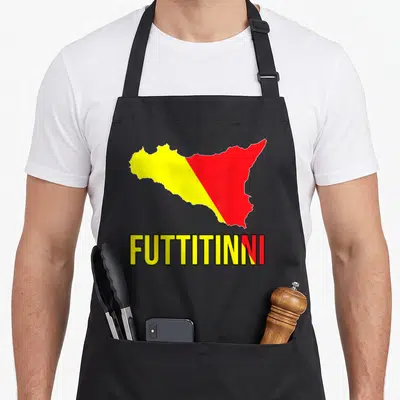 Tablier de cuisine noir avec carte de la Sicile aux couleurs du drapeau et le mot FUTTITINNI imprimé en dessous.