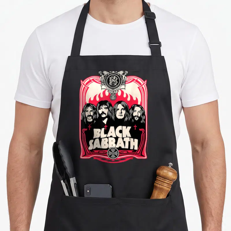 Tablier de cuisine noir avec illustration rouge et blanche représentant le groupe Black Sabbath et ses flammes.