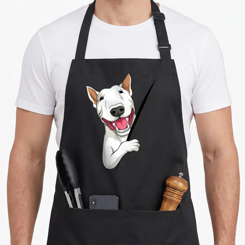 Tablier de cuisine noir avec illustration d'un Bull Terrier blanc souriant tenant une baguette noire.