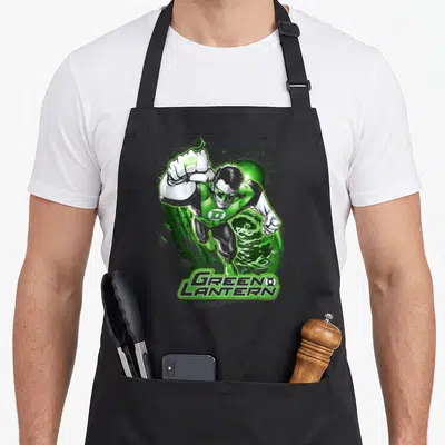 Tablier de cuisine noir avec une illustration colorée de Green Lantern en mouvement et son logo en bas.