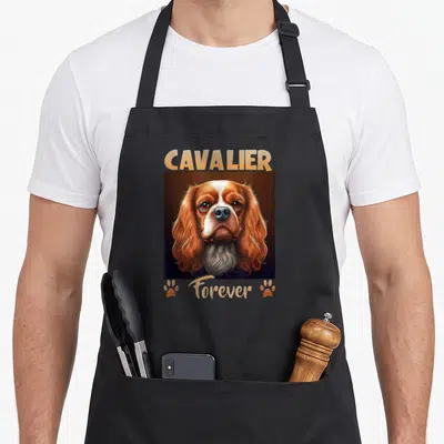 Tablier de cuisine noir avec portrait de Cavalier King Charles Spaniel et inscription CAVALIER Forever sur fond sombre.