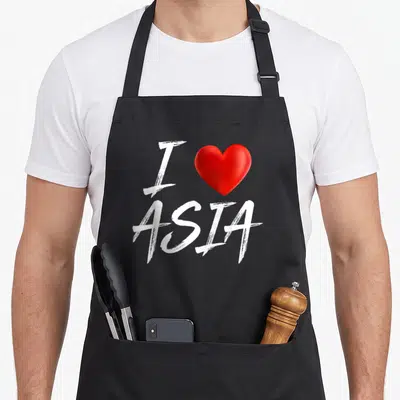 Tablier de cuisine noir avec inscription I Love Heart ASIA en blanc et un cœur rouge brillant au centre du dos.