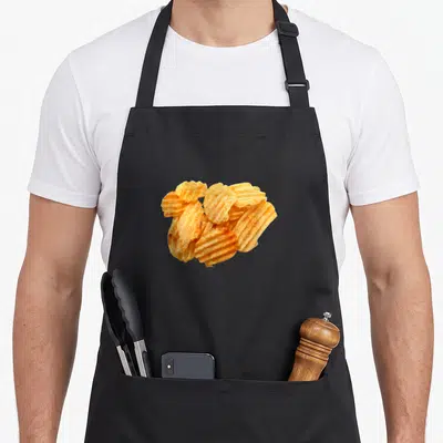 Tablier de cuisine noir avec une illustration réaliste de chips de pommes de terre ondulées et croustillantes au centre.