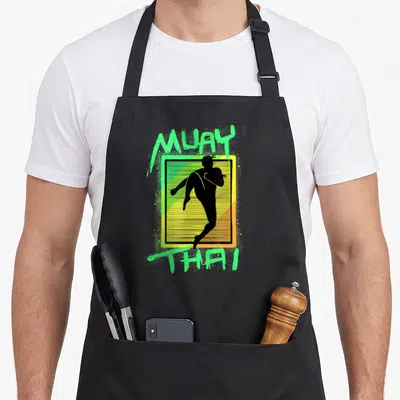 Tablier de cuisine noir avec silhouette Muay Thai et texte vert fluorescent sur fond dégradé jaune.